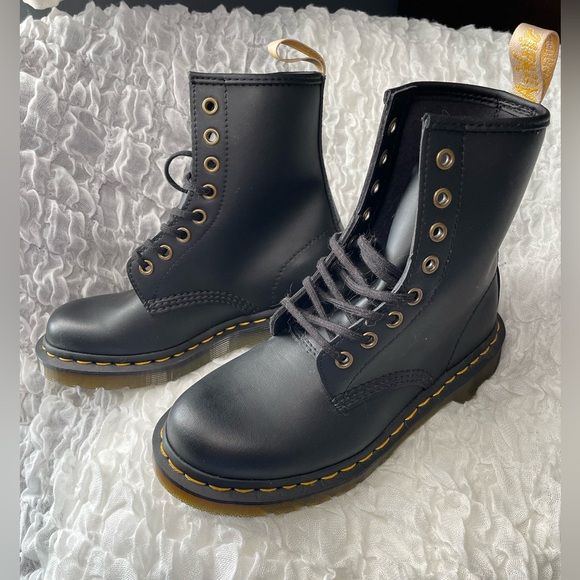 💥NWOT💥 Vegan 1460 8-eye Lace Up Doc Martens Boots - Picture 9 of 16